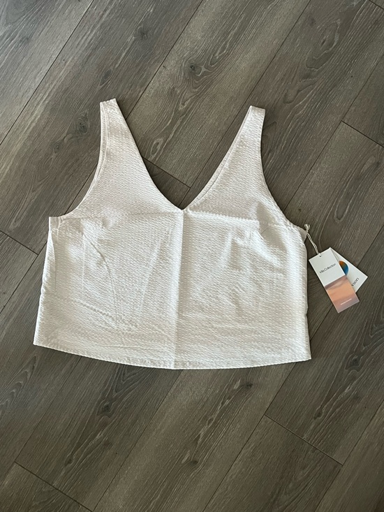 Vuori Tops - NWT Vuori Villa Textured VNeck Crop Tank Size XL